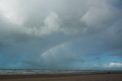 Kitesurfer onder de regenboog